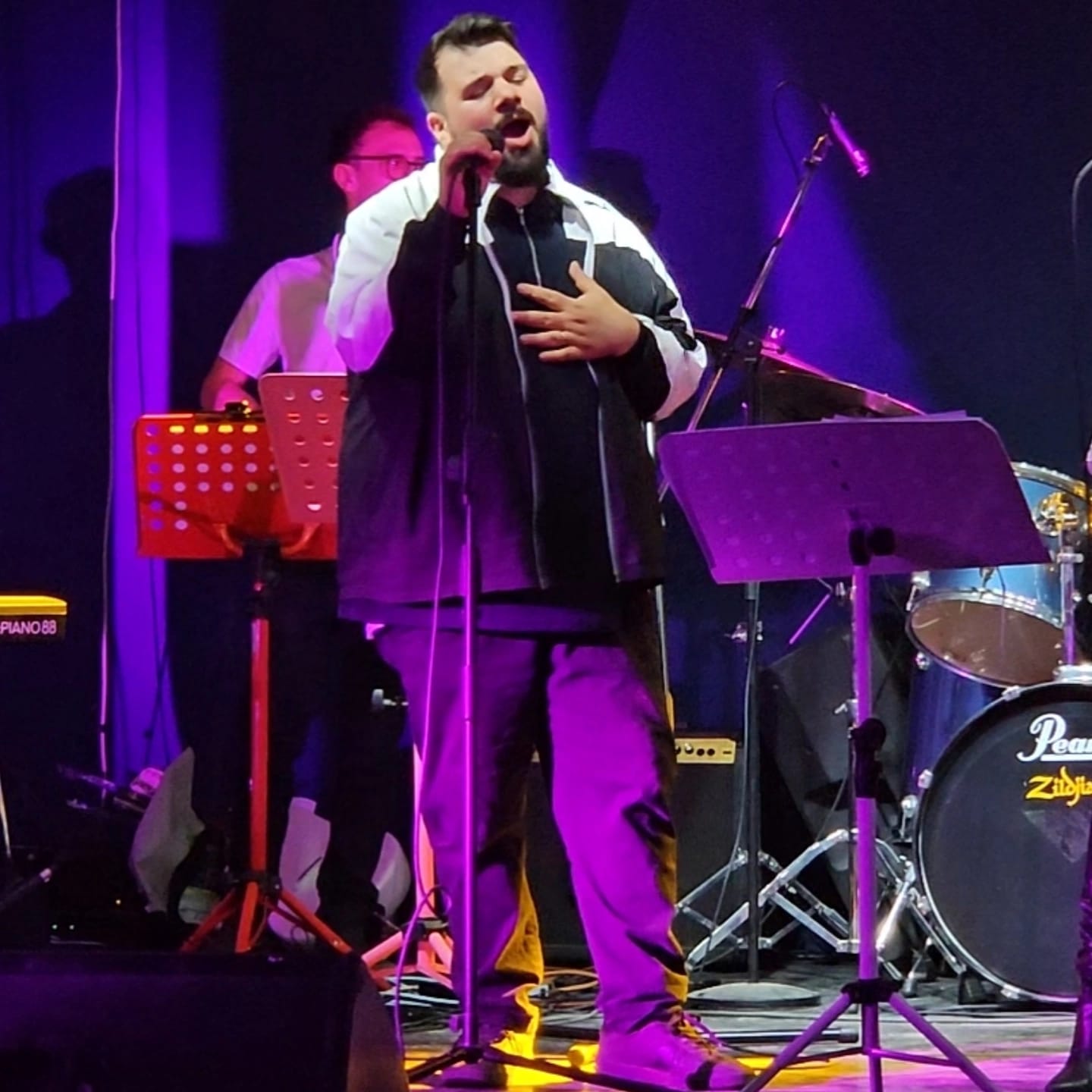 Davide Di Palma mentre canta sul palco